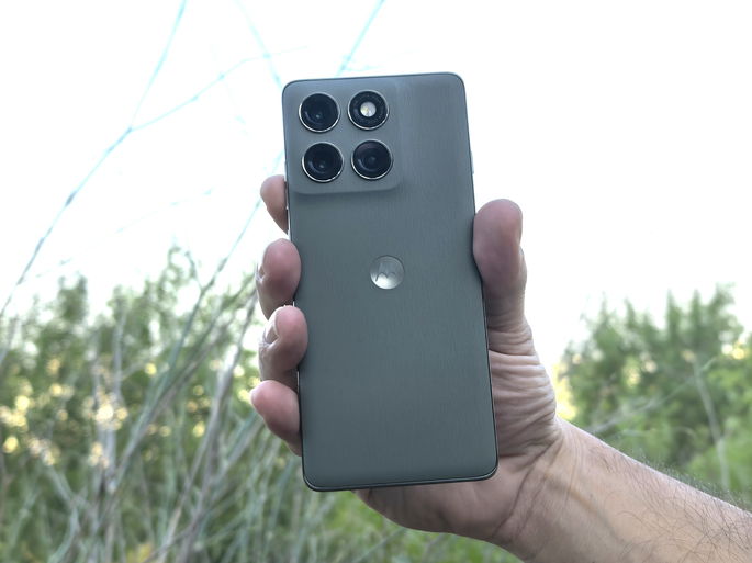 Motorola Edge 60 Pro na mão