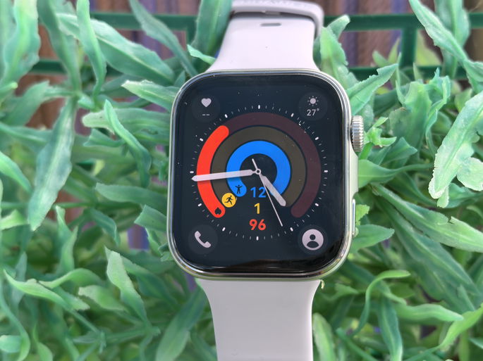 Huawei Watch Fit 4 com fundo de arbusto