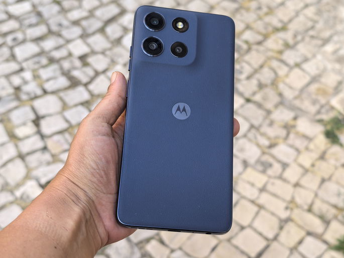 Motorola Moto G56 com fundo de calçada