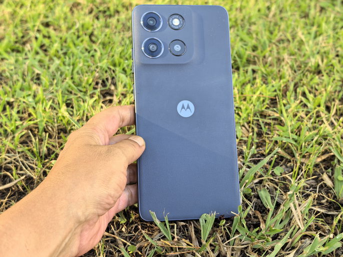 Motorola Moto G56 com fundo de relva