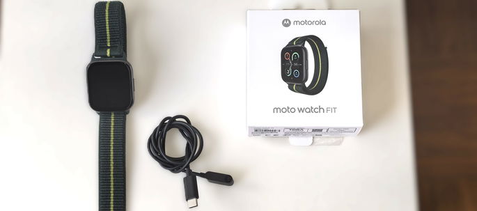Motorola Moto Watch Fit unboxing