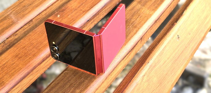 Samsung Galaxy Z Flip7 semiaberto