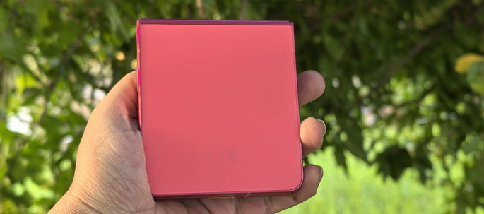 Samsung Galaxy Z Flip7 fechado com fundo arbusto