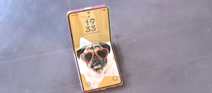 Samsung Galaxy Z Flip7 ecrã principal dobrado