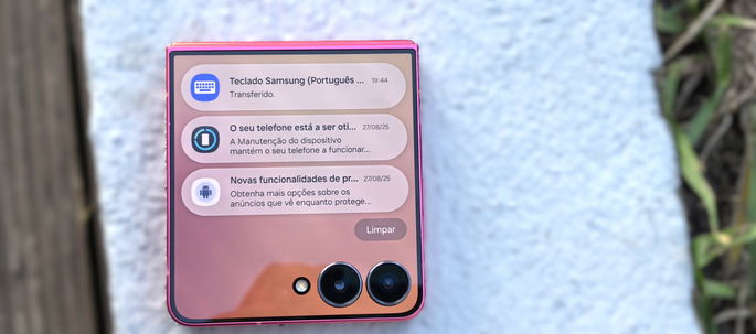 Samsung Galaxy Z Flip7 ecrã exterior com now brief