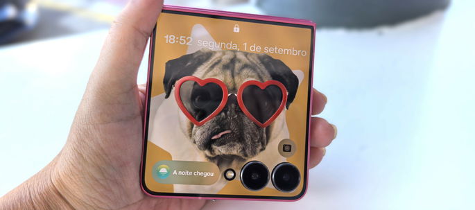 Samsung Galaxy Z Flip7 fechado na mão