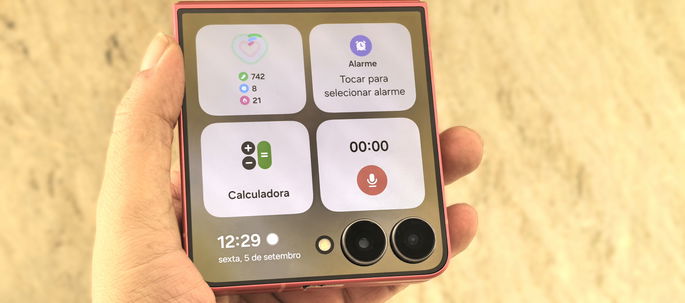 Samsung Galaxy Z Flip7 FlexWindow