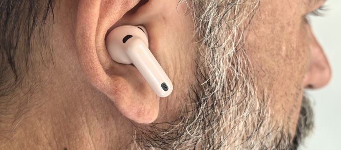 Huawei FreeBuds 7i colocados nos ouvidos