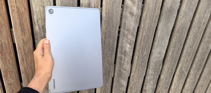 Samsung Galaxy Tab S11 fundo madeira