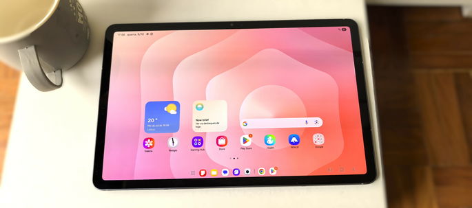 Samsung Galaxy Tab S11 com caneca