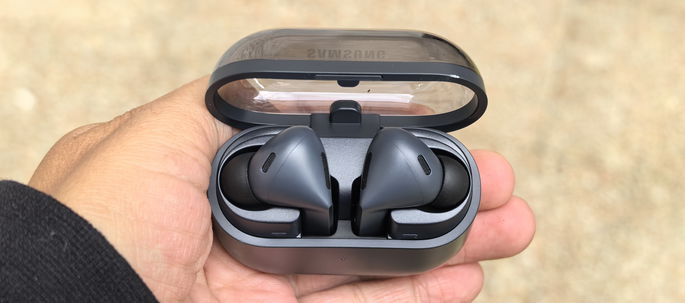 Samsung Galaxy Buds3 FE abertos na mão