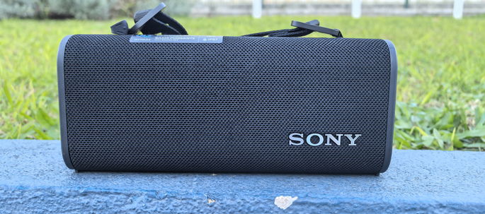 Sony ULT Field 3 em cima de um muro azul