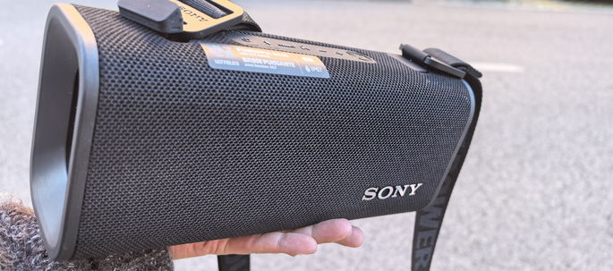 Sony ULT Field 3 na mão