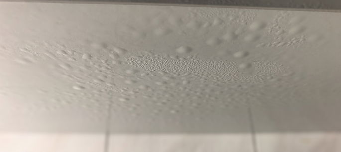 Imagem do vapor a escorrer na cozinha