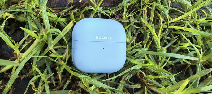 Huawei Freeclip 2 na relva