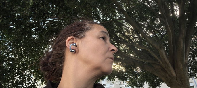 Huawei FreeClip 2 fundo &aacute;rvore