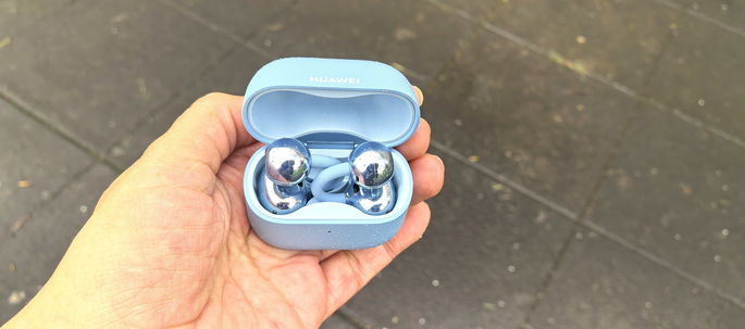 Huawei FreeClip 2 abertos fundo preto