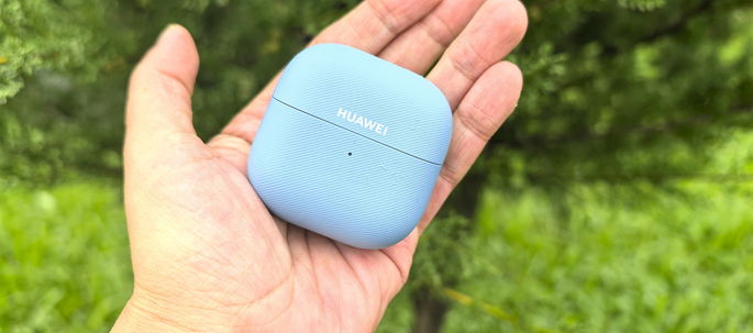 Huawei FreeClip 2 fundo relvado