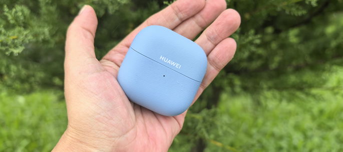 Huawei FreeClip 2 fechados em fundo verde