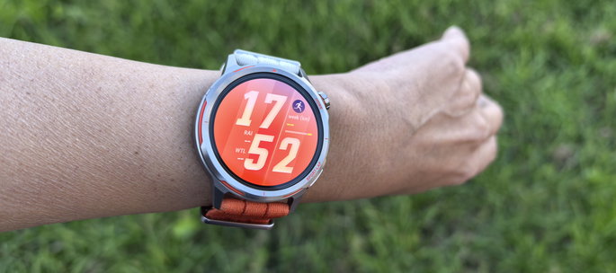 Huawei Watch GT Runner 2 no pulso laranja