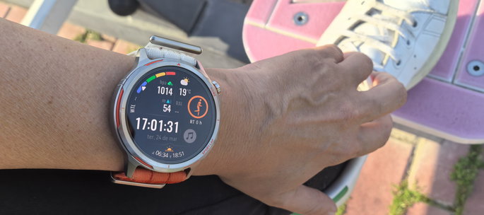 Huawei Watch GT Runner 2 m&atilde;o no p&eacute;