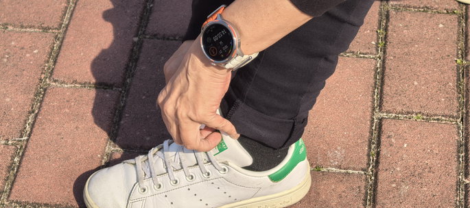 Pessoa a apertar ténis