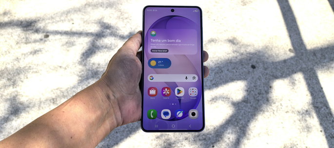 Samsung Galaxy S26 em ambiente exterior