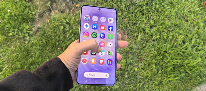 Samsung Galaxy S26 fundo relva