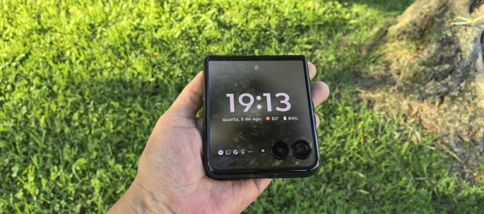 Motorola Razr 70 Plus ecr&atilde; exterior