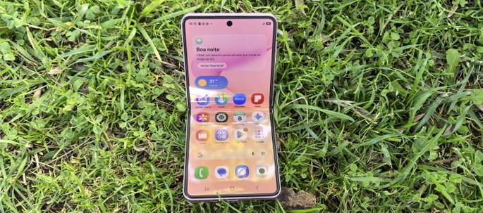 Samsung Galaxy Flip8 aberto