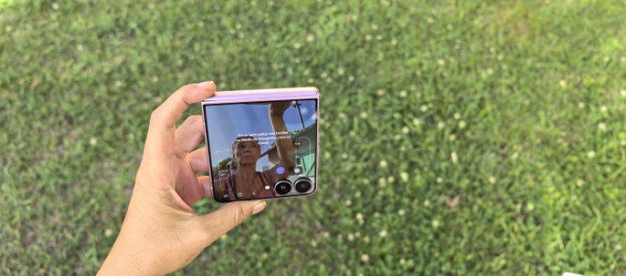 Samsung Galaxy Flip8 FlexWindow em modo c&acirc;mara