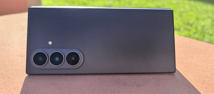 Samsung galaxy Z Fold8 fechado fundo relva