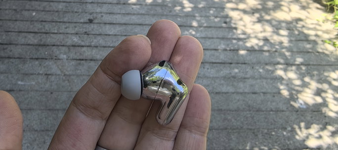 Huawei FreeBuds Neo auricular nos dedos