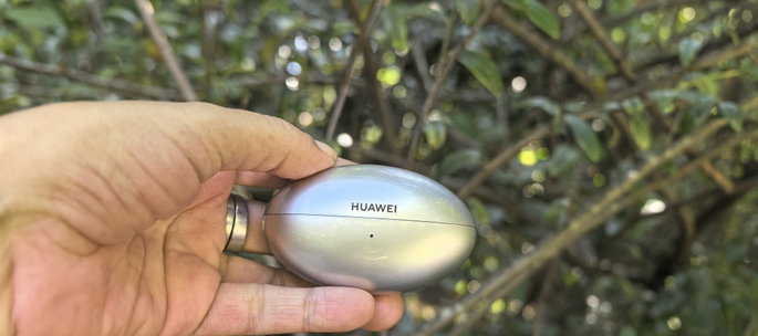 Huawei FreeBuds Neo caixa fechada na m&atilde;o