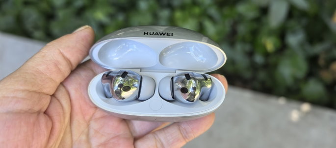Huawei FreeBuds Neo caixa aberta na m&atilde;o