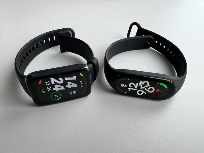 Xiaomi Smart Band 7 (esq.) e Xiaomi Smart Band 7 Pro (dir.)