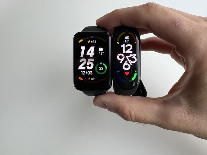 Xiaomi Smart Band 7 (esq.) e Xiaomi Smart Band 7 Pro (dir.)