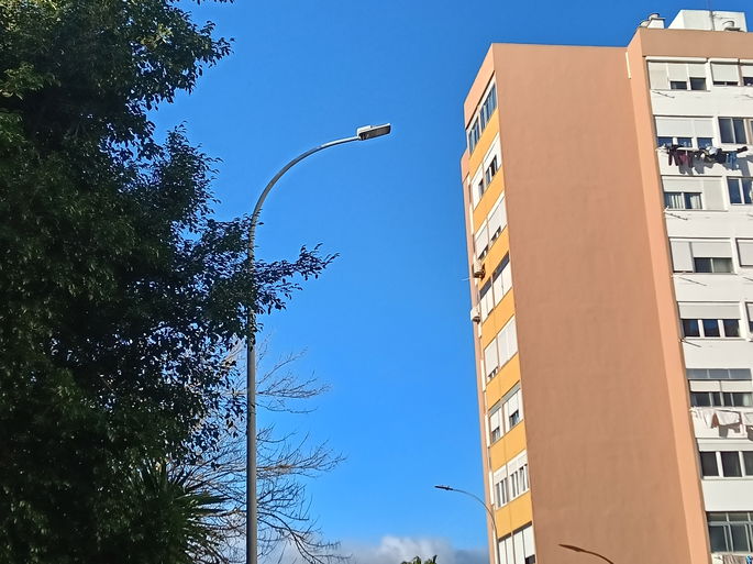 pr&eacute;dio ao longe