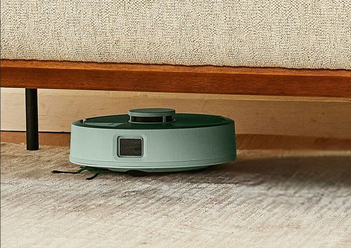 iRobot Roomba Mini debaixo de um m&oacute;vel