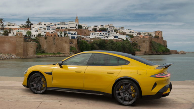 Já podes conduzir o Xiaomi SU7 Ultra em Portugal sem sair de casa