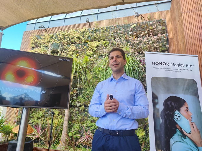 imagem da conferencia de imprensa Honor introdução por Jesus Domingues