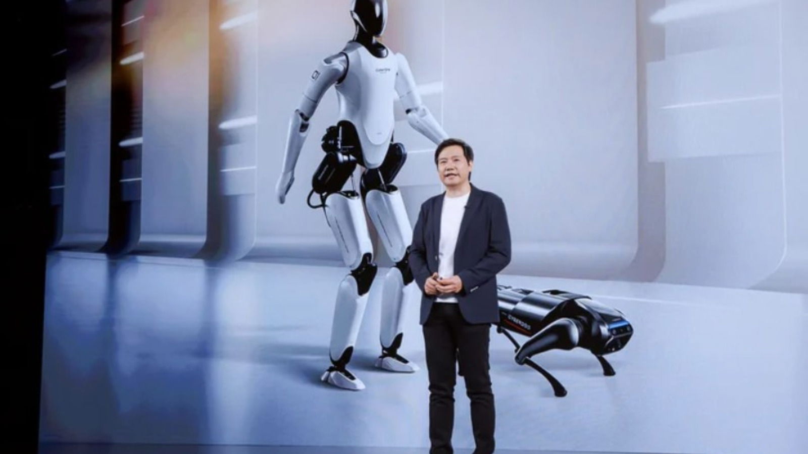 Lei Jun, CEO da Xiaomi, com robô CyberOne da marca chinesa