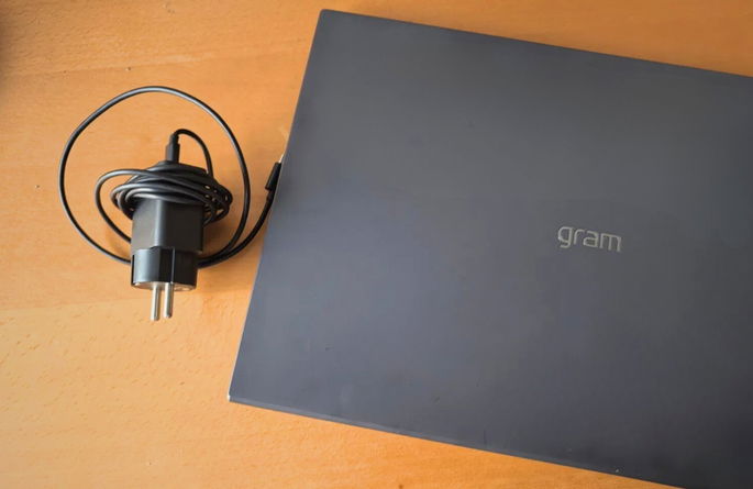 LG Gram com carregador