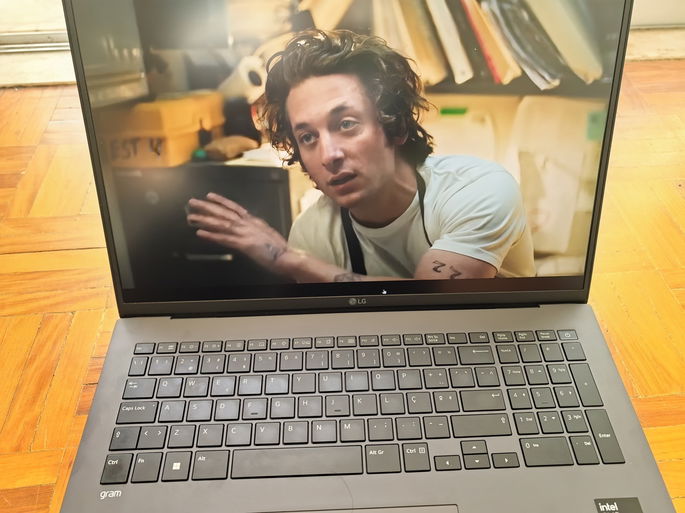 LG Gram 17 2024 com filme