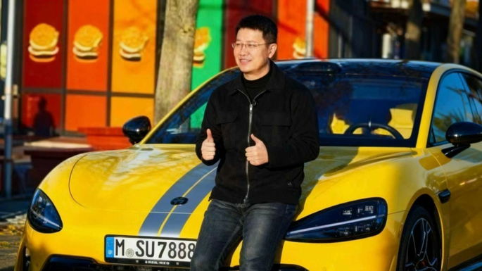 Lu Weibing, presidente da Xiaomi, com o SU7 Ultra