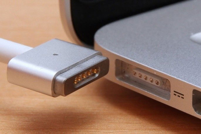 A porta MagSafe nos antigos MacBook