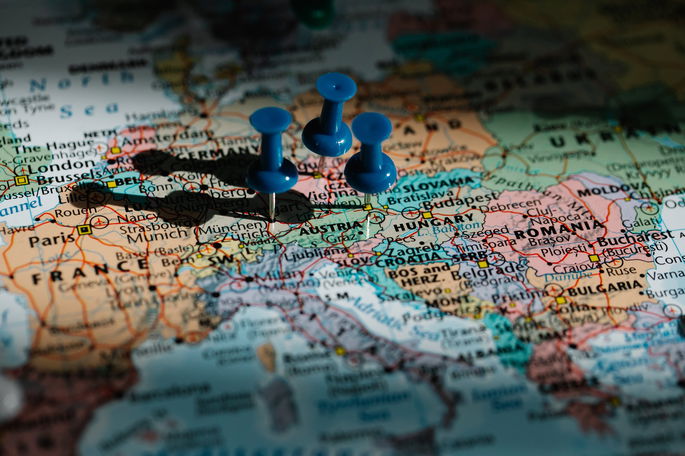Mapa da Europa onde se veem algumas cidades e pionés a apontar para as mesmas