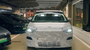 Marca chinesa desafia Tesla com um novo Robô Táxi mais autónomo. Vê o vídeo impressionante