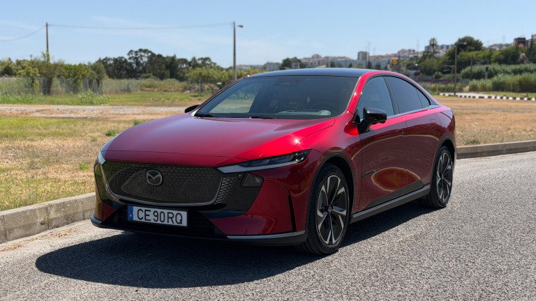 Conduzi o Mazda 6e: o 100% elétrico que rivaliza com o Tesla Model 3
