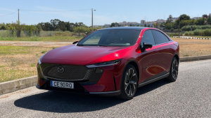 Conduzi o Mazda 6e: o 100% elétrico que rivaliza com o Tesla Model 3